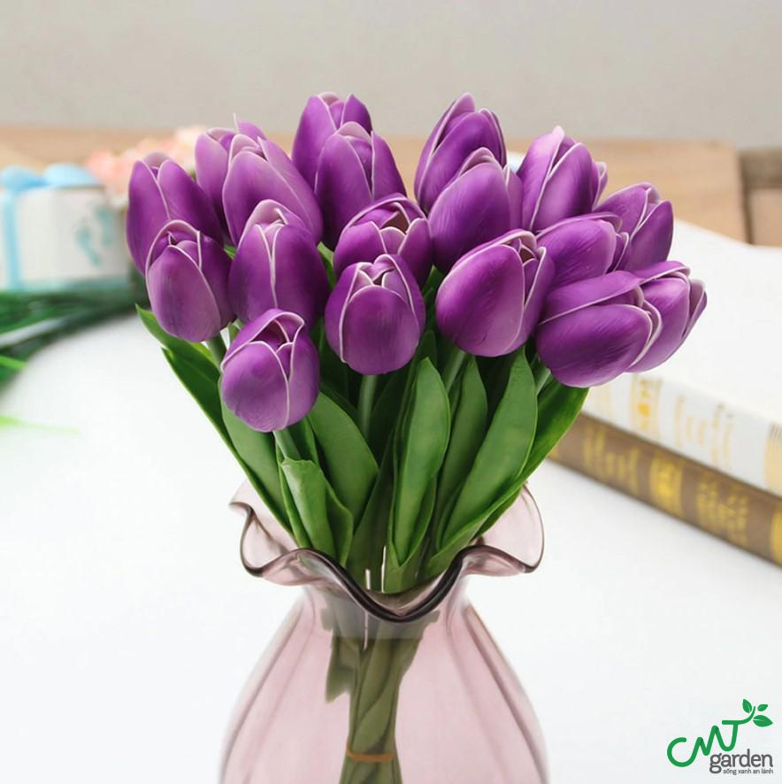 Bạn hãy bọc cuống hoa trong khăn ướt hoặc vải ướt để đảm bảo hoa không bị khô khi di chuyển về nhà